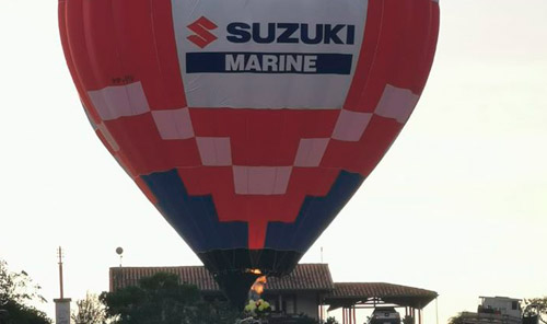 Foto Momento em que o balão da Suzuki Marine começa a subir